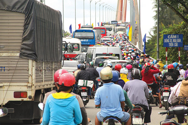  Từ năm 2009 đến nay, QL60 vượt sông Tiền nối hai tỉnh Tiền Giang và Bến Tre bằng cầu Rạch Miễu, với bề rộng chỉ có 2 làn xe nên thường xuyên quá tải, ùn tắc giao thông nghiêm trọng.