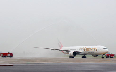 Lễ phun nước truyền thống chào đón chuyến bay đầu tiên của Emirates từ Dubai - Hà Nội hồi tháng 8/2016