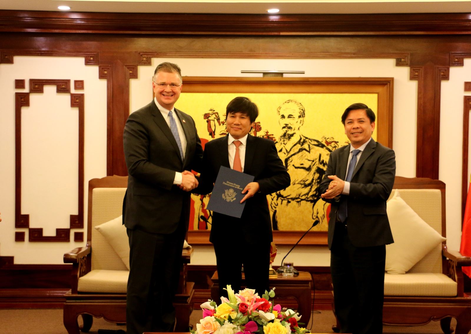 Đại sứ Daniel J. Kritenbrink trao bức thư của FAA tới  Cục trưởng Cục Hàng không Việt Nam Đinh Việt Thắng