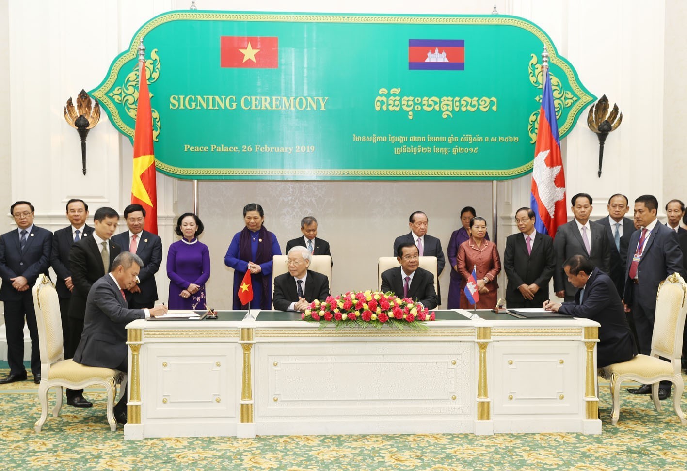 Lễ ký kết hợp tác giữa Vietnam Airlines và Bộ Du lịch Campuchia diễn ra dưới sự chứng kiến của Tổng Bí thư - Chủ tịch nước Nguyễn Phú Trọng và Thủ tướng Campuchia Samdech Techo Hun Sen.