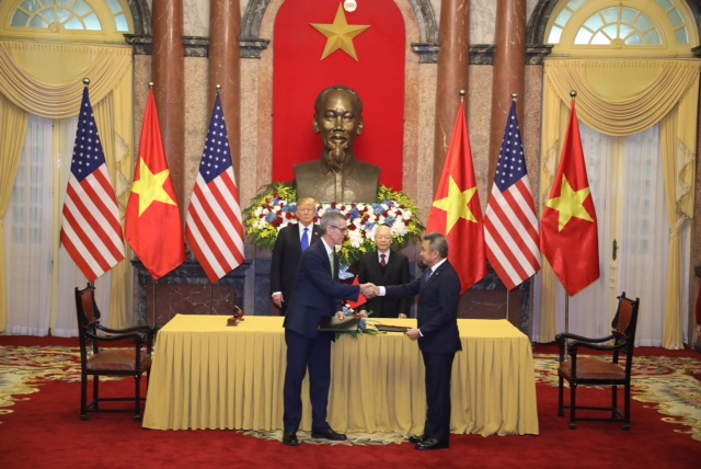 Ông Dương Trí Thành (phải) - Tổng giám đốc Vietnam Airlines và ông Dave Shrik (trái) - Phó Tổng giám đốc Sabre trao thỏa thuận mở rộng hợp tác chiến lược