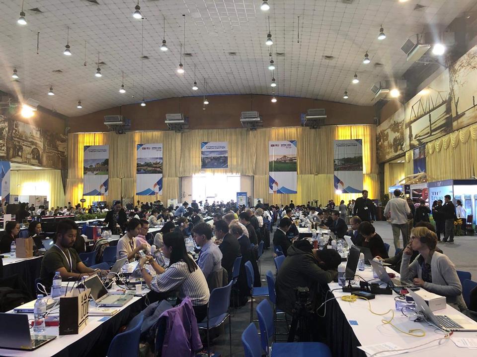 Hàng trăm phóng viên từ nhiều quốc gia đang tác nghiệp tại Trung tâm báo chí quốc tế tại Cung văn hóa hữu nghị Việt – Xô truyền thông cho một sự kiện mang tính lịch sử đối với toàn thế giới.