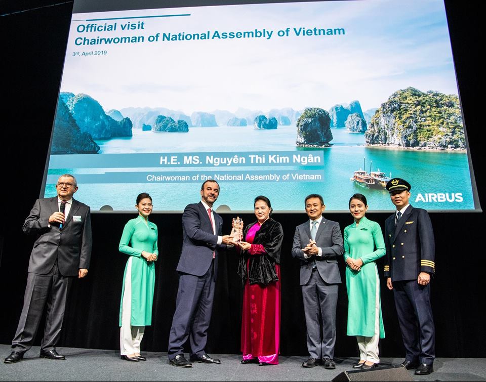 Lễ ra mắt máy bay Airbus A350-900 thứ 14 của Vietnam Airlines diễn ra dưới sự chứng kiến của Chủ tịch Quốc hội Việt Nam Nguyễn Thị Kim Ngân và các đại biểu trong Đoàn cấp cao Quốc hội Việt Nam.