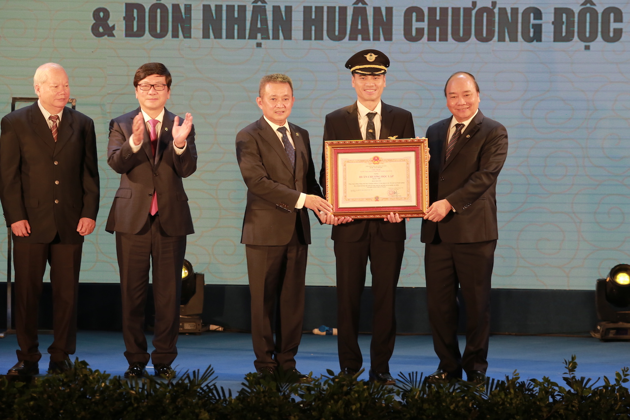 Thay mặt lãnh đạo Đảng và Nhà nước, Thủ tướng Chính phủ Nguyễn Xuân Phúc đã trao Huân chương Độc lập hạng Nhì cho Đoàn Bay 919.