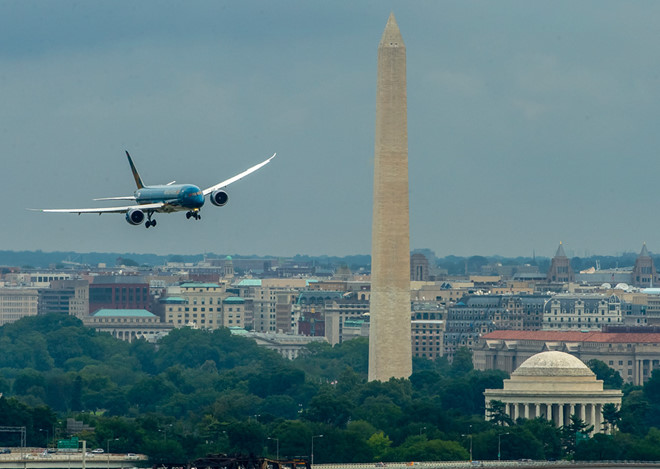 Ngày 6/7, lễ chào mừng chiếc máy bay Boeing mới đầu tiên của Vietnam Airlines đã diễn ra tại Washington, Mỹ. Chiếc Boeing 787-9 của Vietnam Airlines hạ cánh tại sân bay Ronald Regan, bay qua Tháp Bút Chì - biểu tượng của thủ đô Washington.