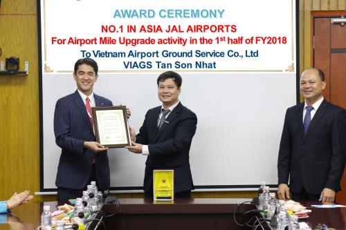 Đại diện Japan Airlines trao tặng hai giải thưởng cho VIAGS, trong đó có giải thưởng danh giá “An toàn khai thác mặt đất 18 năm liên tục”.