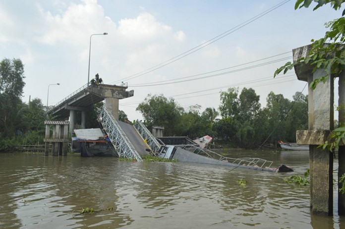 Vụ sậƿ cầu Tân Nghĩa bắc qua kênh Tháp Mười 2, xã Tân Nghĩa (H.Cao Lãnh, Đồng Tháp) đã khiến tuyến huyện lộ Tân Nghĩa – Gáo Giồng bị tê liệt