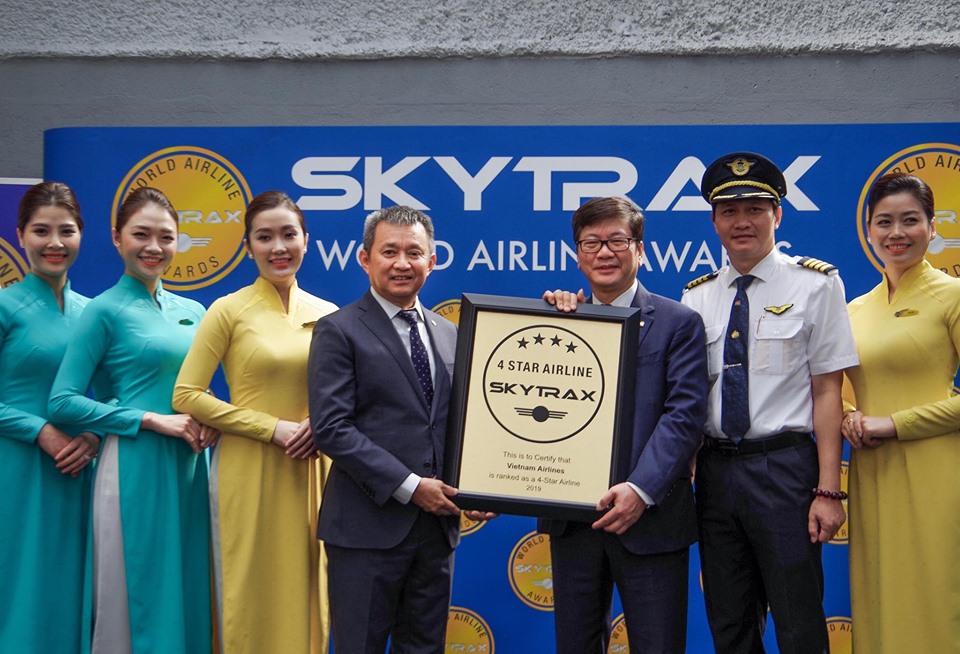 Ông Phạm Ngọc Minh - Chủ tịch HĐQT Vietnam Airlines (phải) và ông Dương Trí Thành - Tổng giám đốc Vietnam Airlines (trái) nhận chứng chỉ Hãng hàng không quốc tế 4 sao do Skytrax trao tặng.