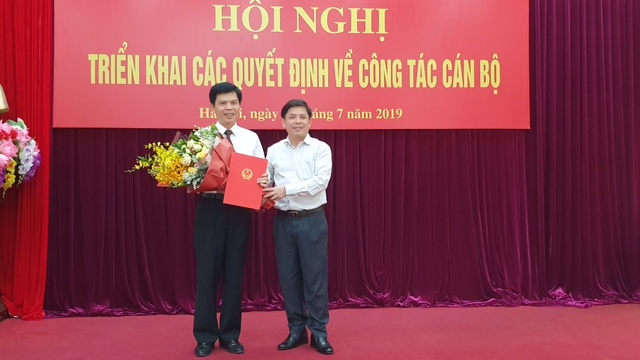 Bộ trưởng Bộ GTVT Nguyễn Văn Thể trao quyết định của Thủ tướng bổ nhiệm ông Lê Anh Tuấn giữ chức Thứ trưởng Bộ GTVT.