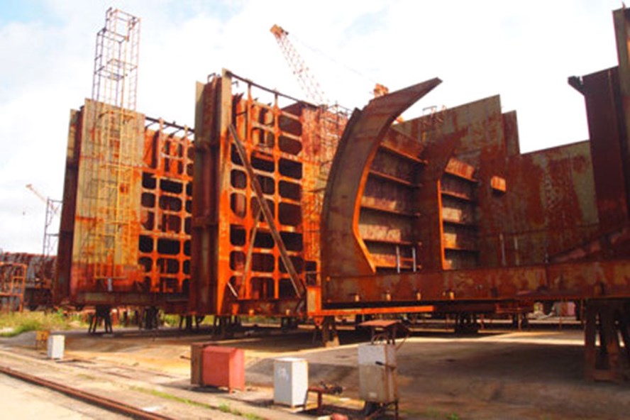 Các tổng đoạn thân tàu dở dang tại Nhà máy đóng tàu Bạch Đằng.