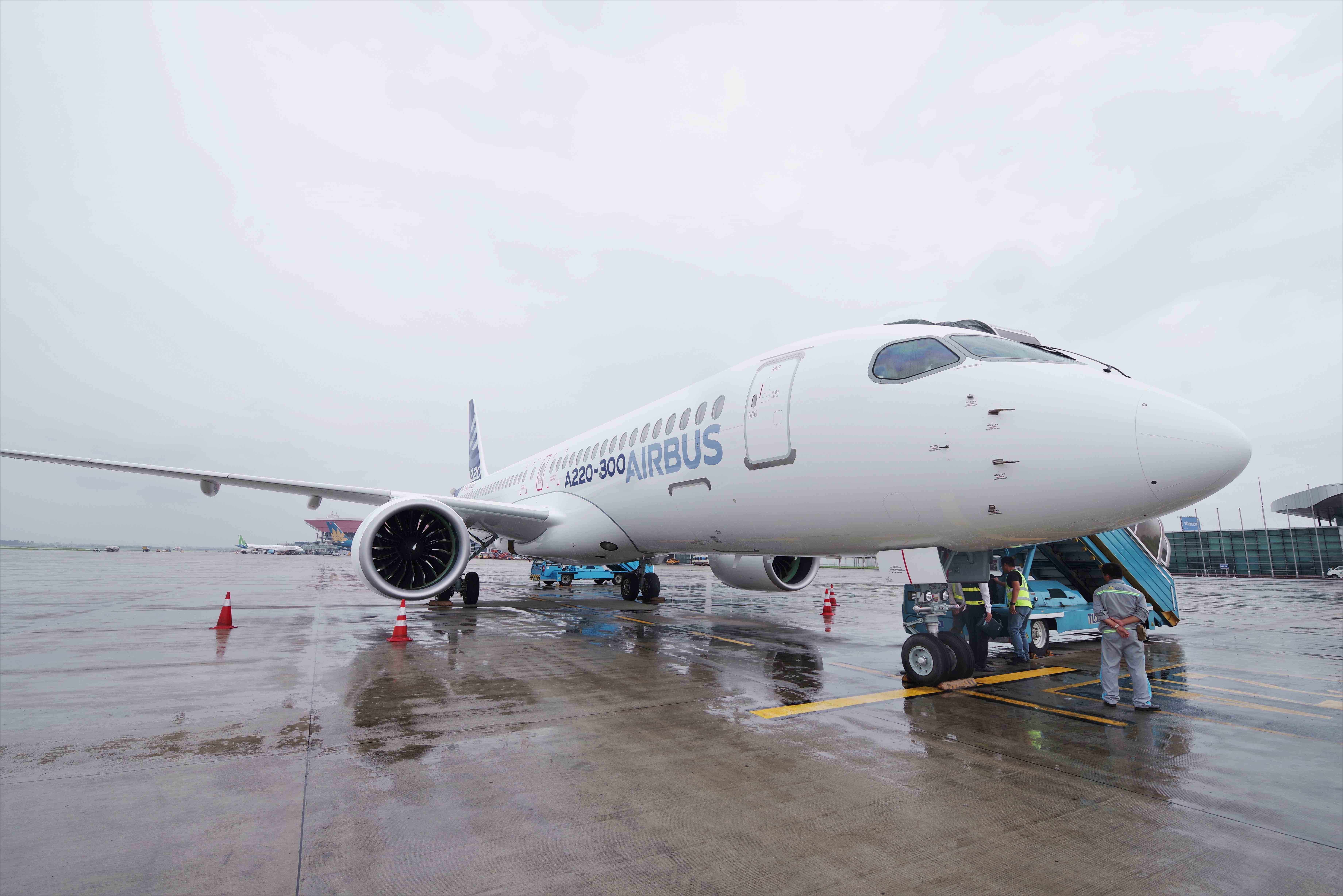 Airbus A220 là loại máy bay hiện đại trong phân khúc máy bay 100-150 chỗ với tầm bay lên tới 6.300km sẽ là sự thay thế tối ưu cho dòng máy bay cánh quạt ATR72 mà Vietnam Airlines đang khai tha
