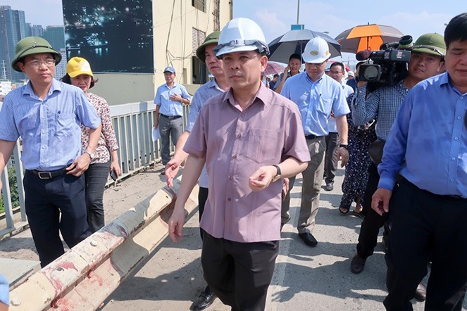 Bộ trưởng Nguyễn Văn Thể khẳng định việc sửa chữa mặt cầu Thăng Long là rất cấp bách.