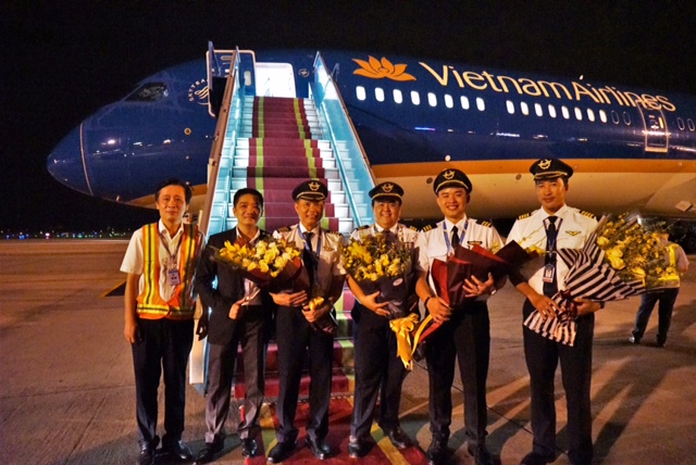 Tặng hoa chúc mừng tổ bay hoàn thành nhiệm vụ nhận tàu bay Boeing 787-10 Dreamliner đầu tiên của Việt Nam