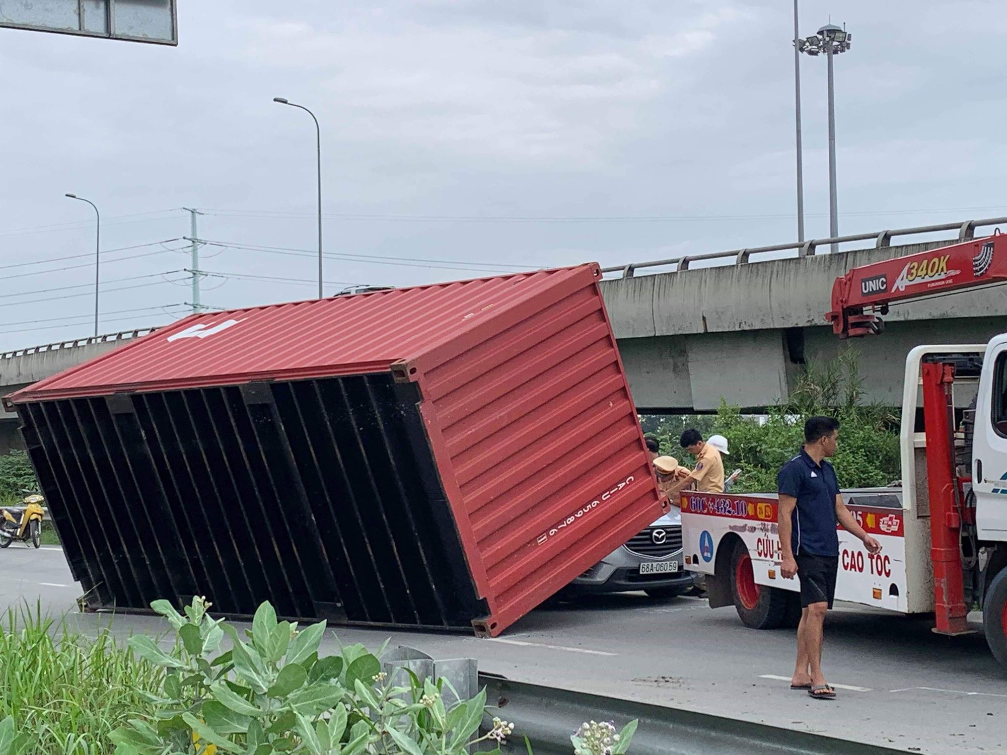 Một vụ rơi đổ container trên đường tại Tp.HCM hồi đầu tháng 7/2019.