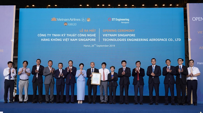 Ông Đinh Việt Thắng – Cục trưởng Cục hàng không Việt Nam trao Giấy chứng nhận phê chuẩn cho đại diện Công ty TNHH Kỹ thuật Công nghệ hàng không Việt Nam Singapore (VSTEA).