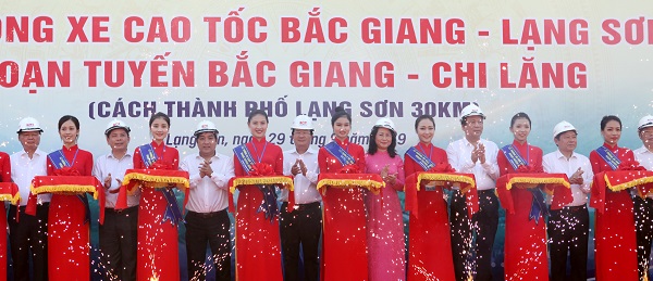 Phó Thủ tướng Chính phủ Trịnh Đình Dũng, lãnh đạo các bộ, ngành và chính quyền tỉnh Lạng Sơn cắt băng thông xe tuyến cao tốc Bắc Giang - Chi Lăng.