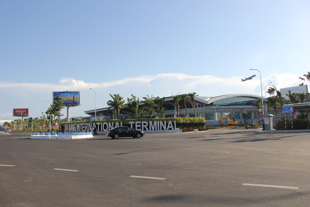 iện sân bay Đà Nẵng có 2 nhà ga đón khách, nhà ga T1 chuyện phục vụ các chuyến bay nội địa và nhà ga T2 phục vụ các chuyến bay quốc tế.