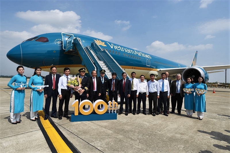 Phó Thủ tướng Trương Hòa Bình và các đại biểu tham quan máy bay thứ 100 của Vietnam Airlines