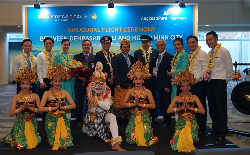 Đại sứ Việt Nam tại Indonesia Phạm Vinh Quang (cà vạt đỏ, thứ 2 từ phải sang) và các đại biểu cắt băng khai trương, tặng hoa hành khách và phi hành đoàn chuyến bay khởi hành từ Bali đi TP HCM.