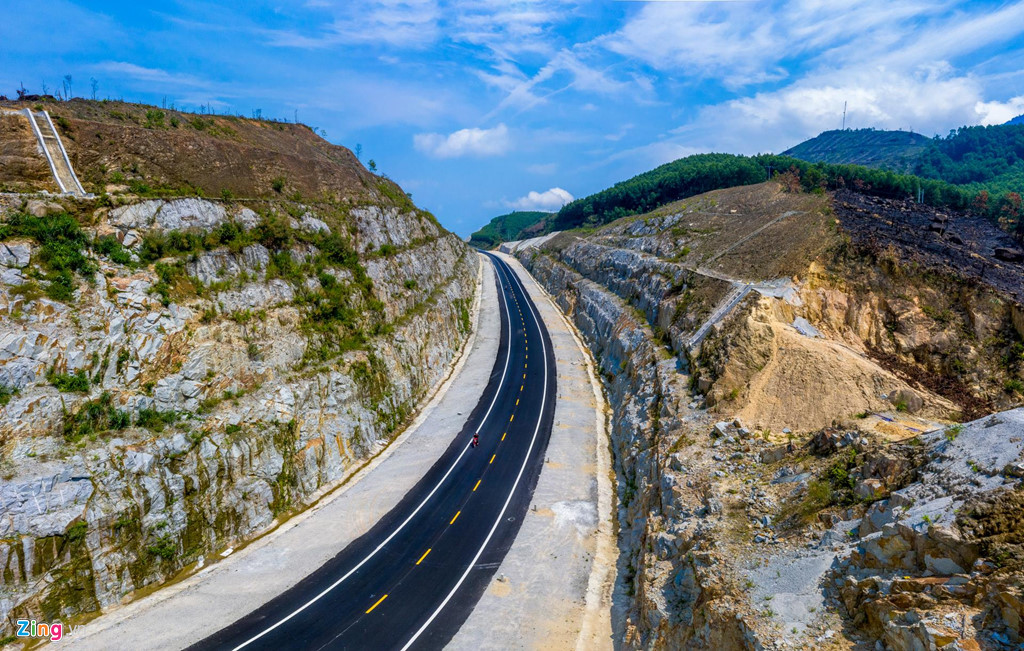 Một đoạn cao tốc Bắc Nam, đoạn La Sơn - Túy Loan đang trong giai đoạn hoàn thiện.
