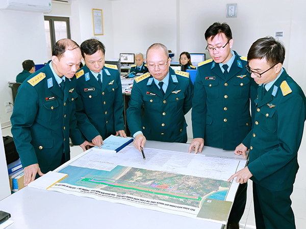 Đại tá, Tiến sĩ Nguyễn Bách Tùng (người đứng giữa).