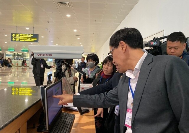 Các cảng hàng không quốc tế của Việt Nam đã đồng loạt triển khai các biện pháp nhằm ngăn chặn sự xâm nhập của virus Corona từ hành khách nhập cảnh qua đường hàng không.