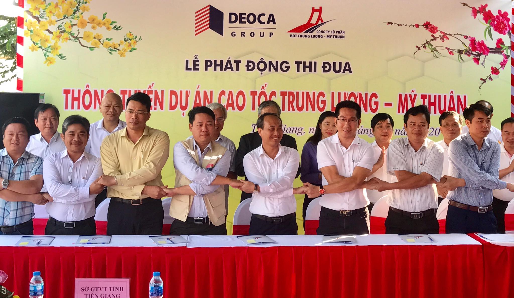 Các đơn vị thi công giao ước thông tuyến cao tốc Trung Lương – Mỹ Thuận, phục vụ hỗ trợ một phần cho nhân dân vào Tết Nguyên đán năm 2021 .