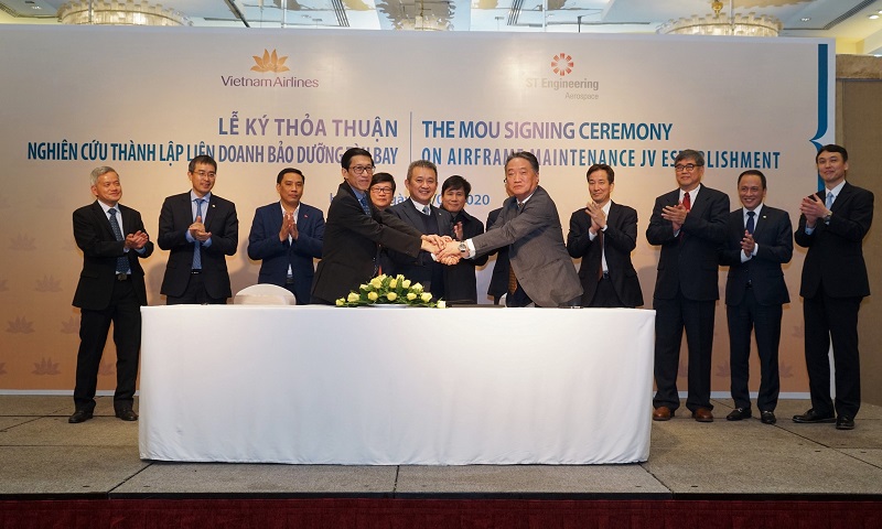 Đại diện lãnh đạo Vietnam Airlines, ST Engineering Aerospace và hãng hàng không đối tác ký kết thỏa thuận hợp tác.