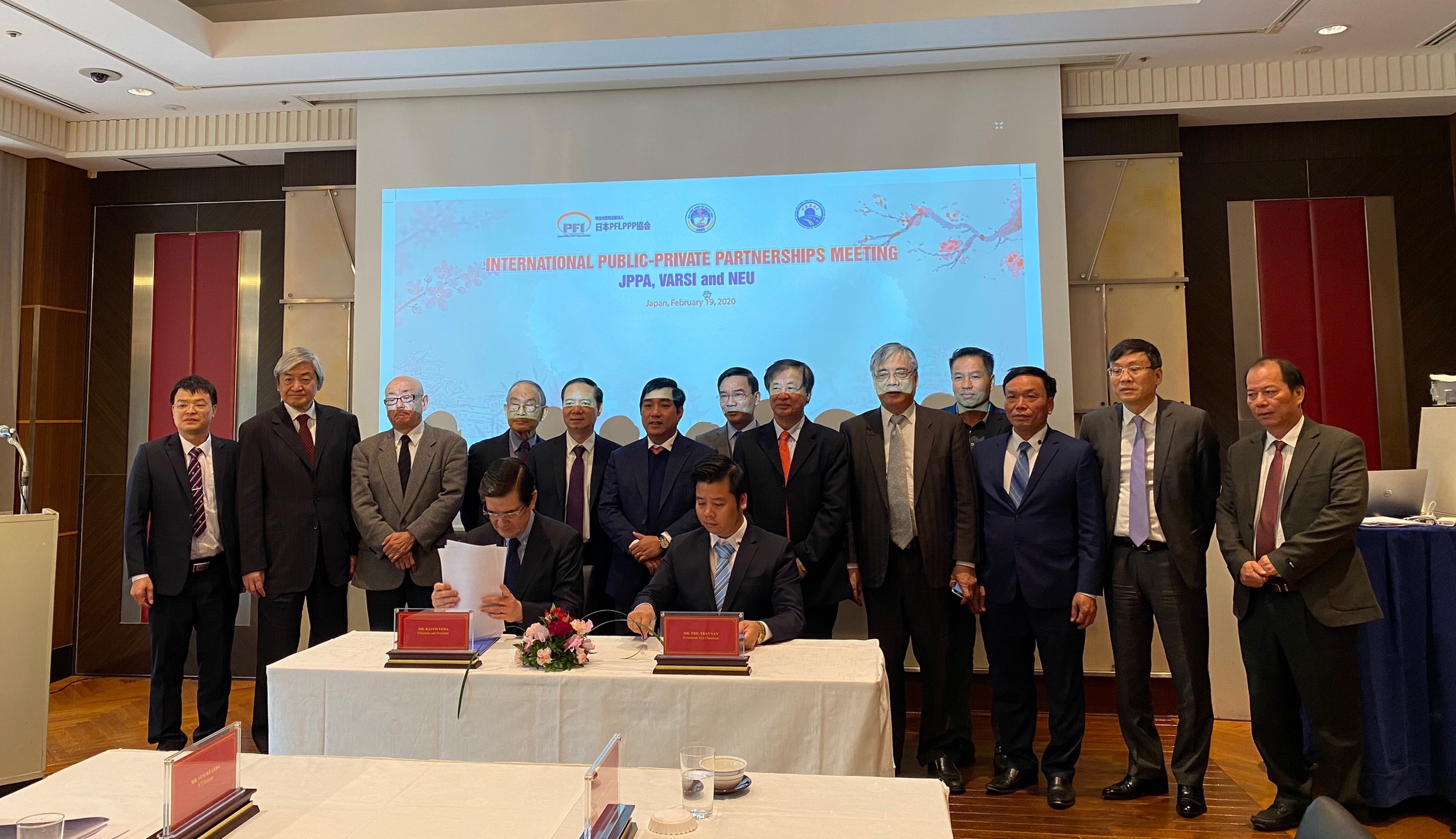 Lãnh đạo Hiệp hội các Nhà đầu tư công trình giao thông đường bộ Việt Nam (VARSI) và Hiệp hội đầu tư tài chính tư nhân Nhật Bản (JPFI) ký thỏa thuận hợp tác.