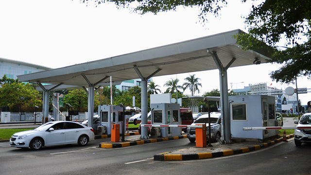 Trạm thu phí các xe ô tô ra vào đón, trả khách tại Cảng hàng không quốc tế Tân Sơn Nhất.