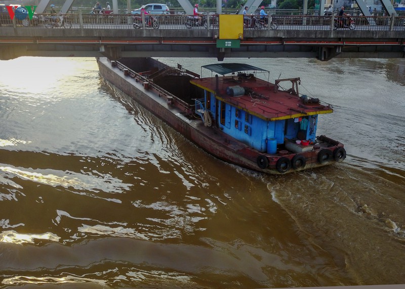 Tàu thuyền chật vật vượt qua gầm cầu Đuống trong mùa nước lũ (Ảnh: VOV).