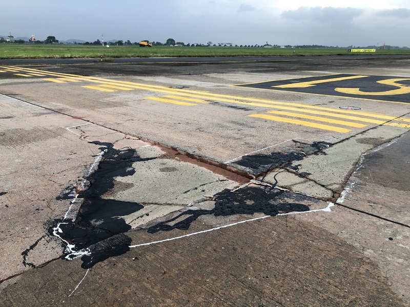 Nhiều điểm hư hỏng đã xuất hiện tại đường cất hạ cánh S1, Cảng hàng không quốc tế Nội Bài.