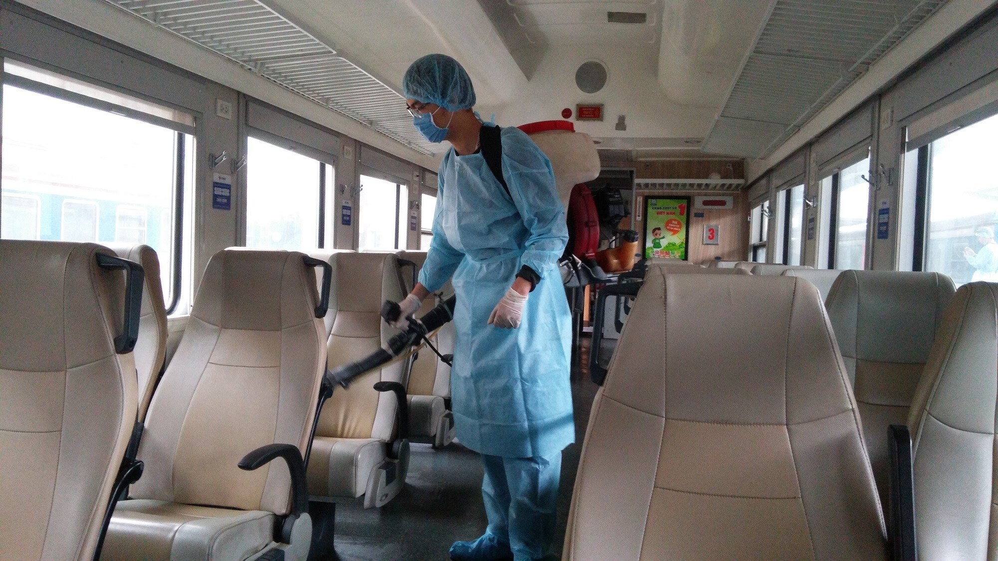 Công ty CP Vận tải đường sắt Hà Nội đã phối hợp với Trung tâm Y tế đường sắt phun khử trùng các đoàn tàu trước khi xuất phát tại ga Hà Nội nhằm ngăn ngừa lây lan dịch 