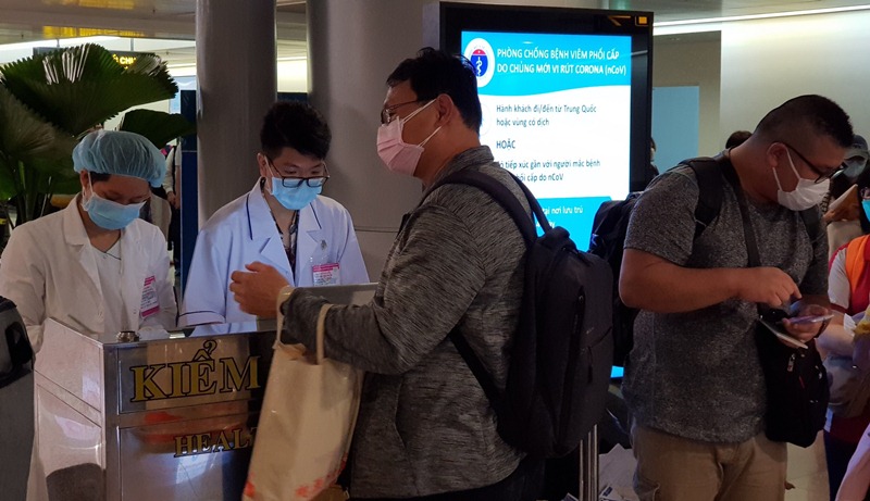 Công tác kiểm tra y tế đối với hành khách tại sân bay quốc tế Tân Sơn Nhất.