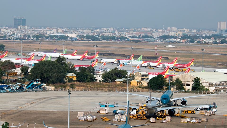 Tàu bay của hãng hàng không Việt Nam nằm dài trên sân đỗ tại Cảng hàng không quốc tế Tân Sơn Nhất. 