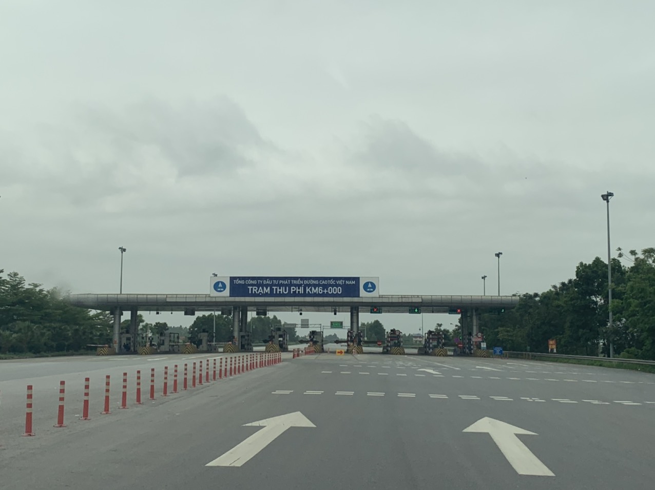 Trạm thu phí Km 6, đầu tuyến cao tốc Nội Bài - Lào Cai vắng vẻ trong ngày 1/4/2020.