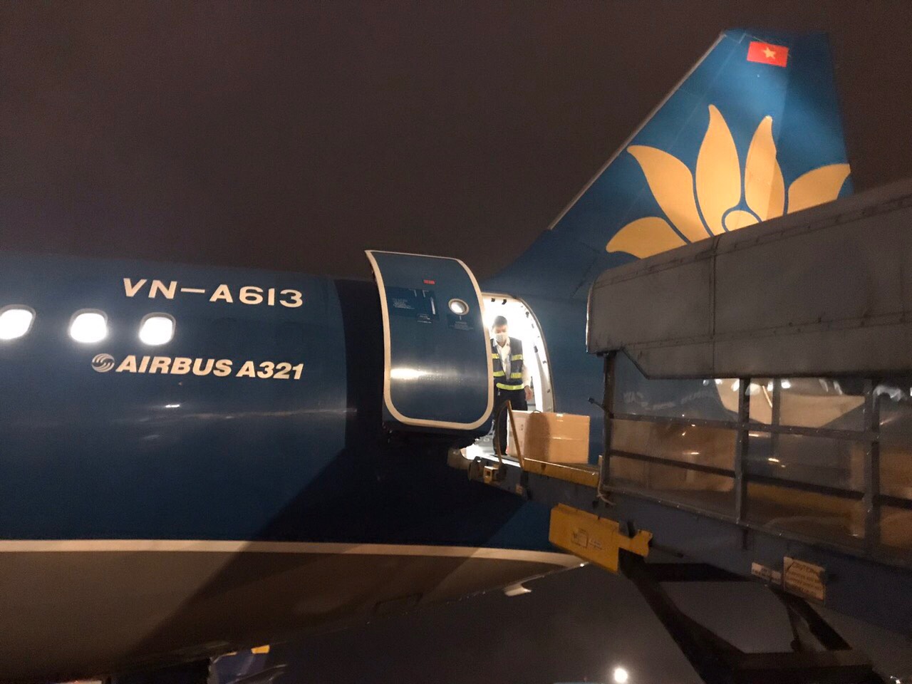  Số hàng thiết bị y tế này được Vietnam Airlines đưa từ TP.HCM ra Hà Nội, sau đó từ Hà Nội vận chuyển đến Viêng Chăn vào tối ngày 3/4.