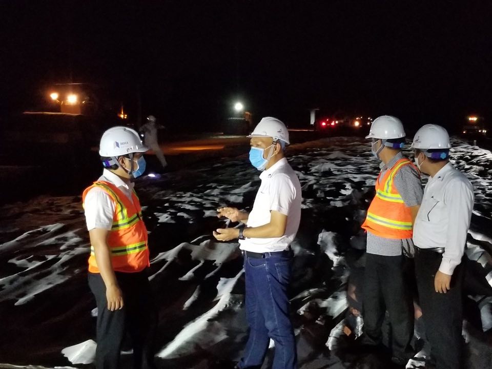 Lãnh đạo Tập đoàn Đèo Cả kiểm tra công tác thi công trên công trường xây dựng cao tốc Trung Lương - Mỹ Thuận đêm 13/4/2020.