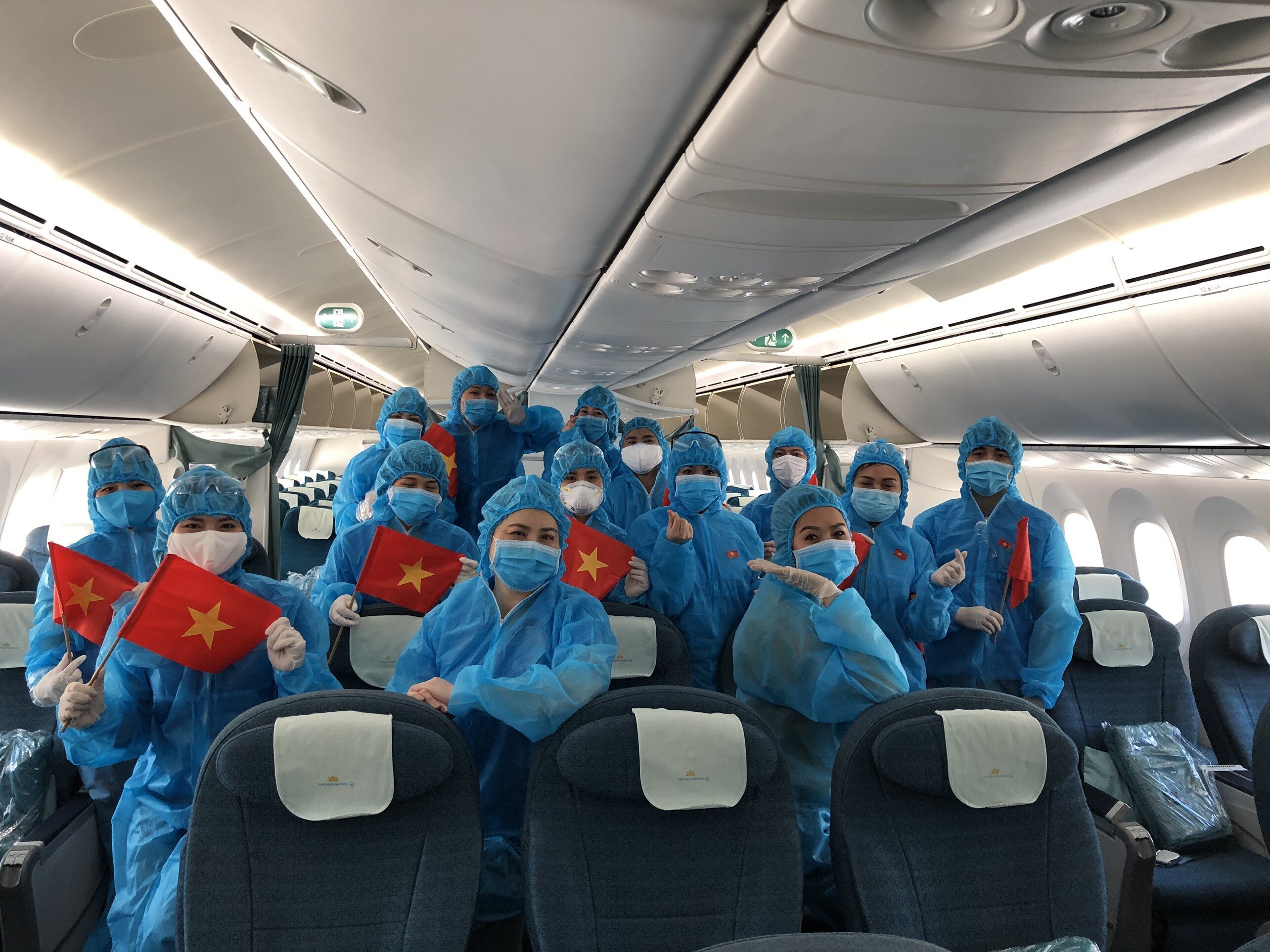 Tất cả thành viên phi hành đoàn trên các chuyến bay chở công dân Anh và Việt Nam hồi hương đều được bảo hộ y tế toàn thân.