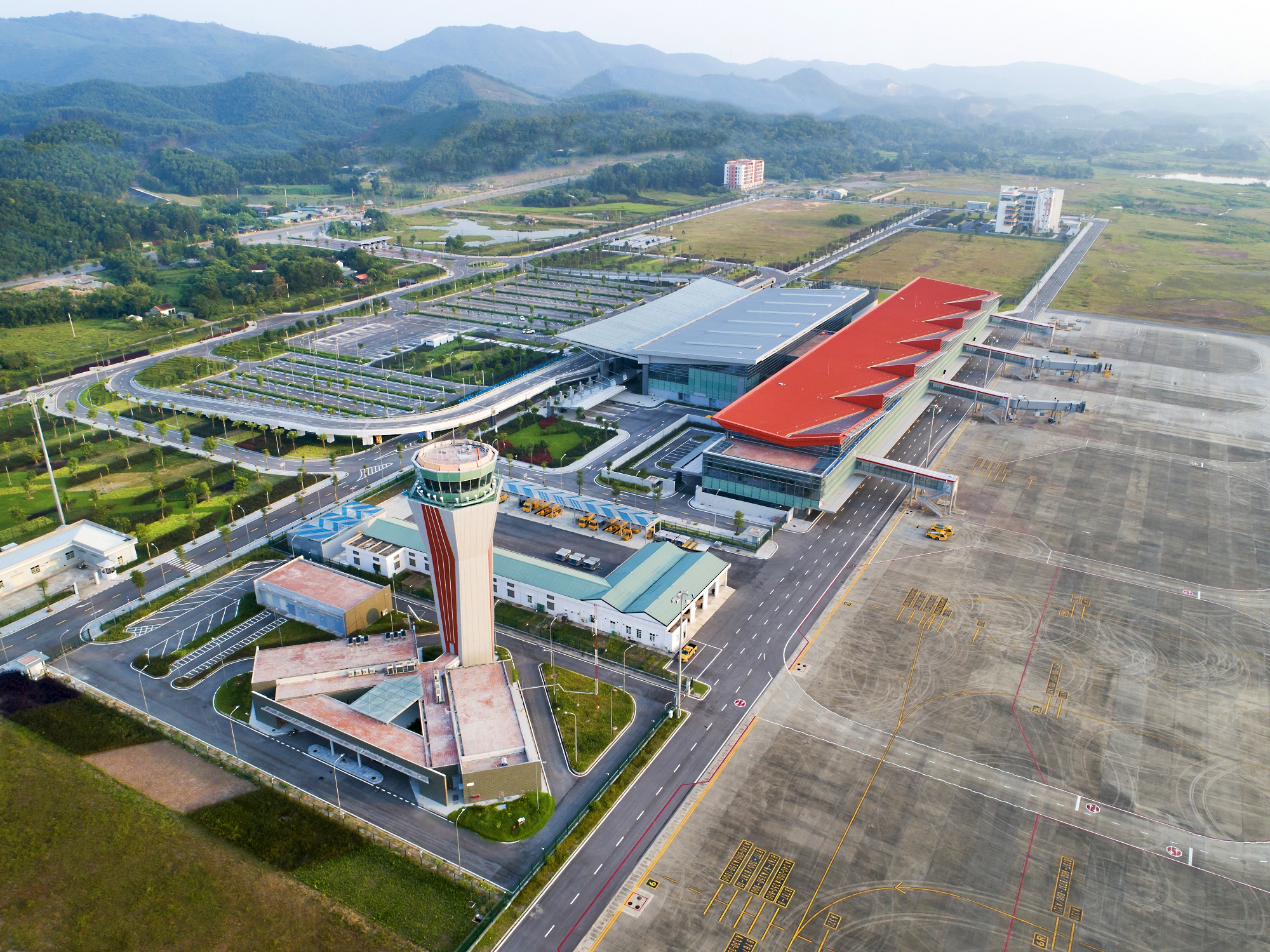 Cảng hàng không quốc tế Vân Đồn là sân bay tư nhân đầu tiên tại Việt Nam có thể đón tất cả các loại máy bay hiện đại bậc nhất thế giới như Boeing 787/Airbus 350.