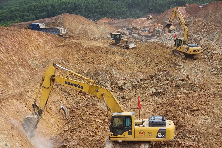 Thi công đào đắp nền đường tại Dự án đường cao tốc Cam Lộ - La Sơn.