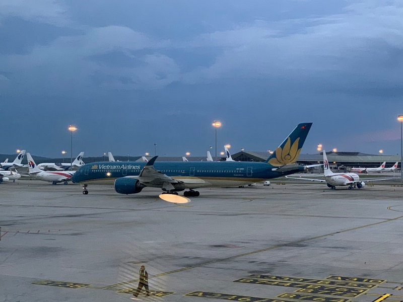 Tàu bay thân rộng Airbus A350 của Vietnam Airlines tại sân bay Kuala Lumpur sau khi bay từ Tp. HCM để chở hàng hóa và trang thiết bị y tế viện trợ cho Malaysia.