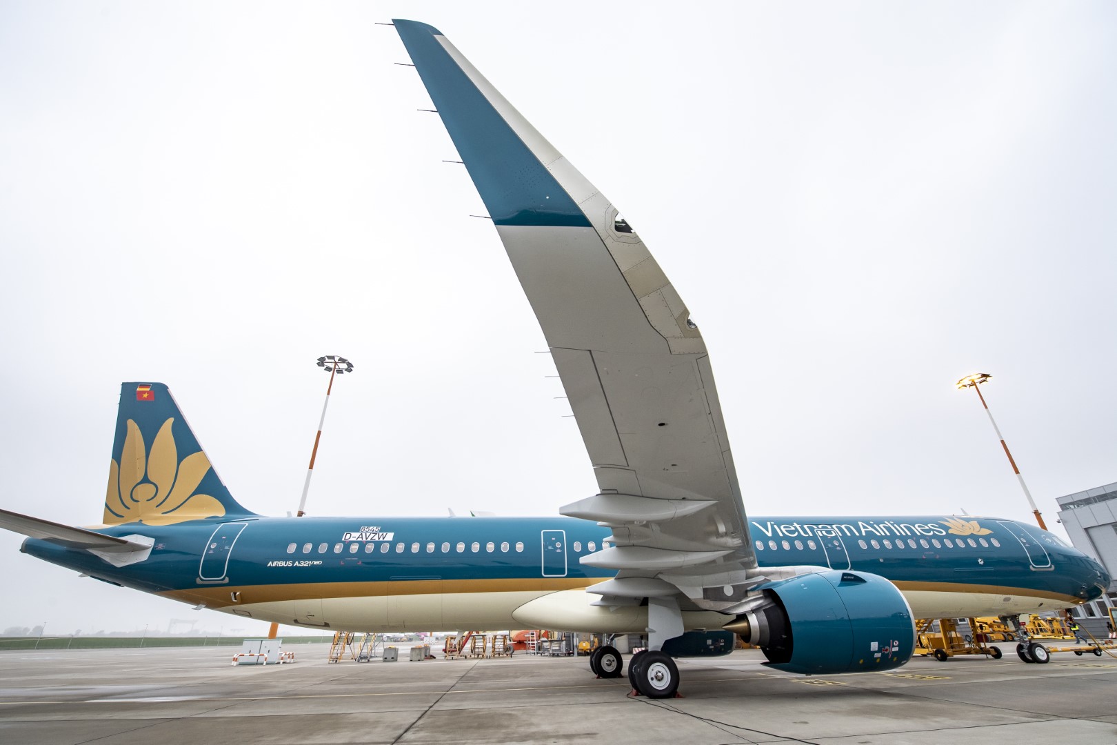 Việc Vietnam Airlines phục hồi toàn bộ mạng đường bay nội địa và mở thêm các đường bay mới cbo thấy nỗ lực vượt qua dịch Covid - 19 của hãng.