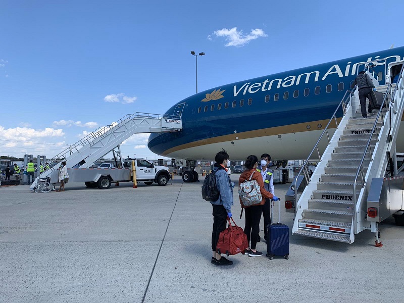 Các công dân Việt Nam lên máy bay trở về nước tại sân bay Washington Dulles.