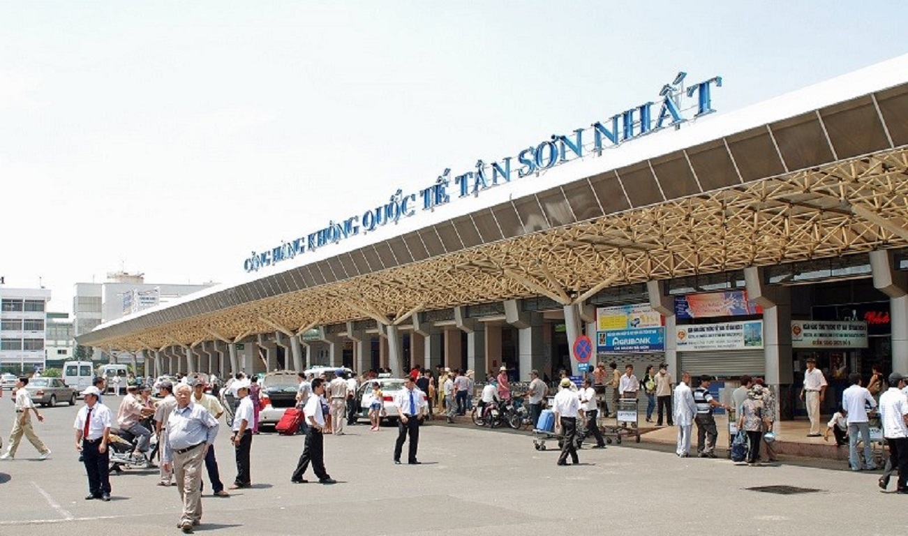 Nhà ga quốc nội Tân Sơn Nhất xây dựng từ lâu và đã quá tải nghiêm trọng, làm ảnh hưởng tới chất lượng dịch vụ.