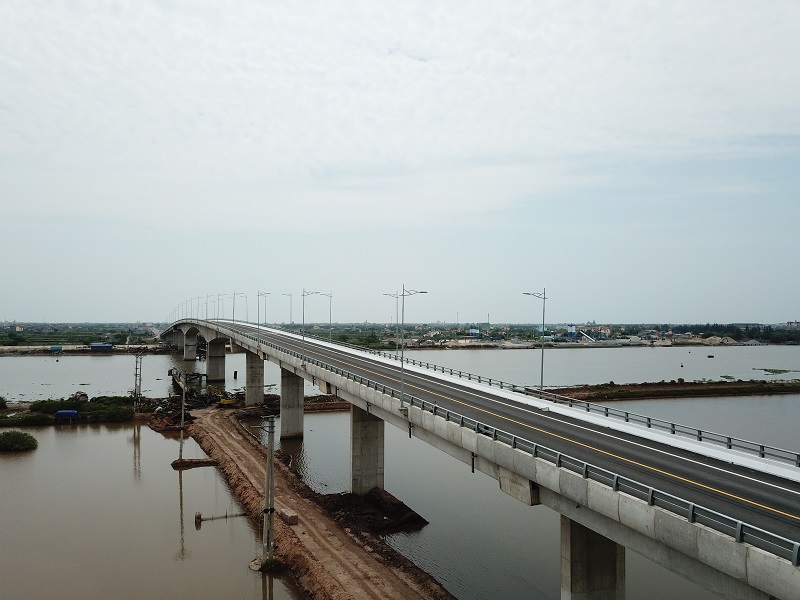 Cầu Thịnh Long bắc qua sông Ninh Cơ, kết nối hai huyện ven biển Nghĩa Hưng và Hải Hậu của tỉnh Nam Định được xây dựng trong vòng 24 tháng.