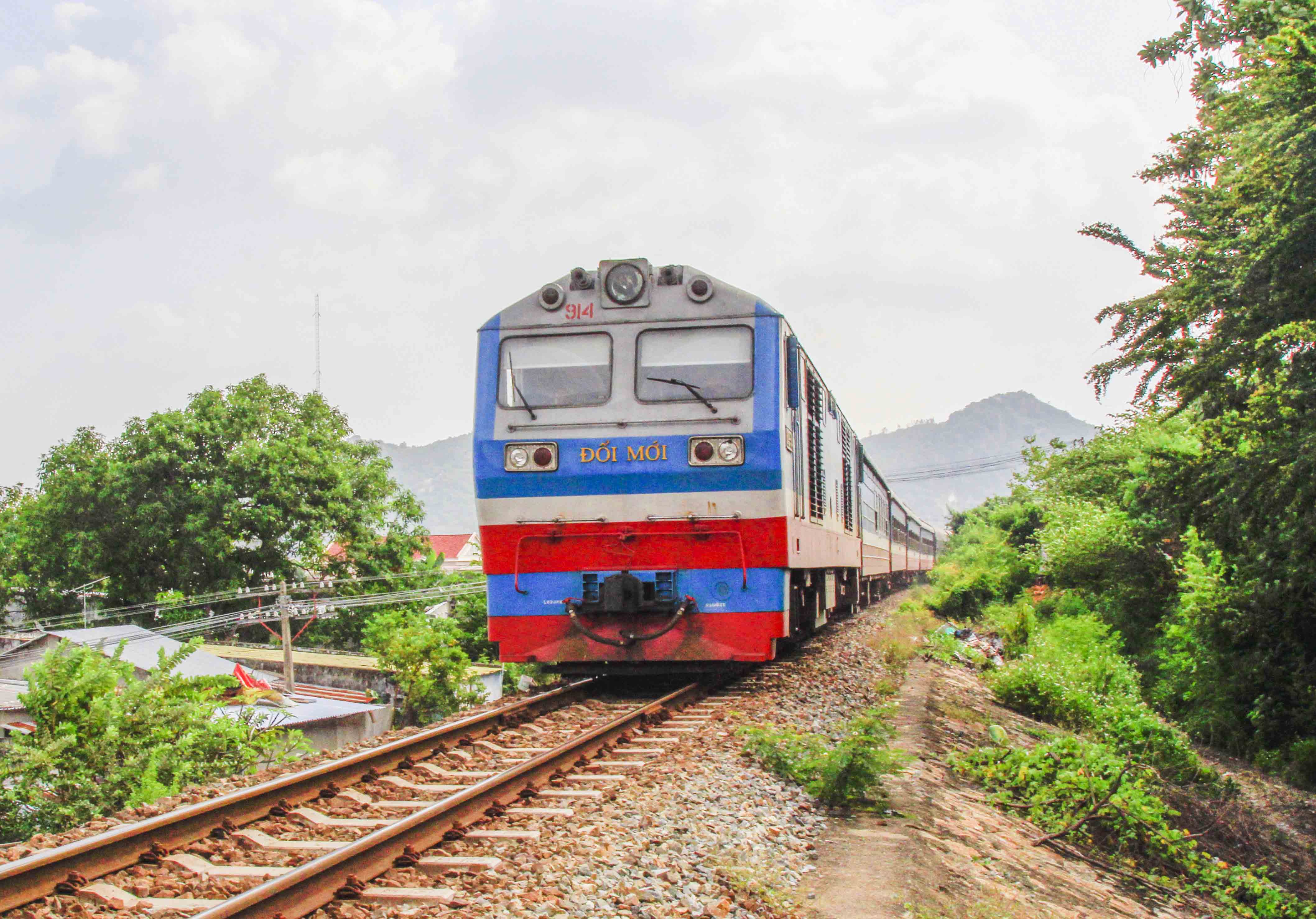 Được biết, VNR là một trong số 5 tổng công ty giao thông chuyển về CMSC từ tháng 11/2018. Đây là doanh nghiệp vừa thực hiện quản lý, cung cấp các dịch vụ sự nghiệp công, phi thương mại, vừa kinh doanh vận tải đường sắt.