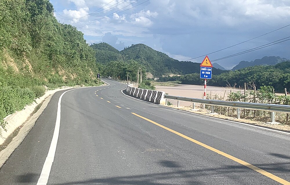 Một đoạn Quốc lộ 217 qua địa phận huyện Cẩm Thủy vừa được đưa vào khai thác.