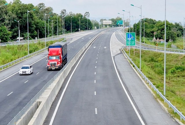 Chính phủ lý giải việc chọn chuyển 3 dự án cao tốc Bắc - Nam sang đầu tư công