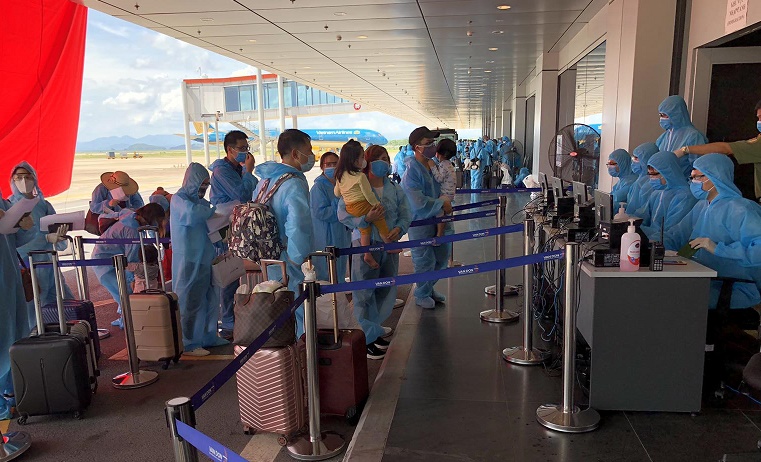 Sau khi hạ cánh tại Vân Đồn, tất cả hành khách đều được tổ chức kiểm tra sức khỏe, cách ly theo quy định. 
